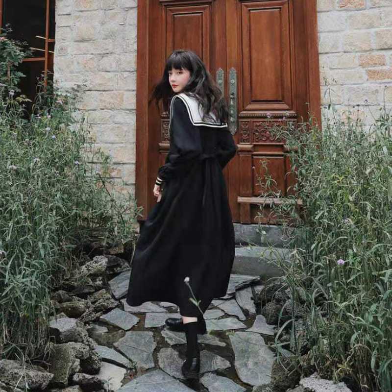 Adoptez la Robe Japonaise Noire et sont style très chic