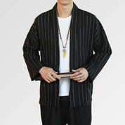 Une Veste de Kimono Blanche et Noir à l'esprit traditionnel