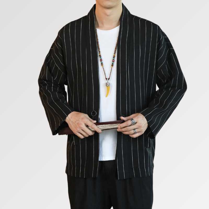 Une Veste de Kimono Blanche et Noir à l'esprit traditionnel