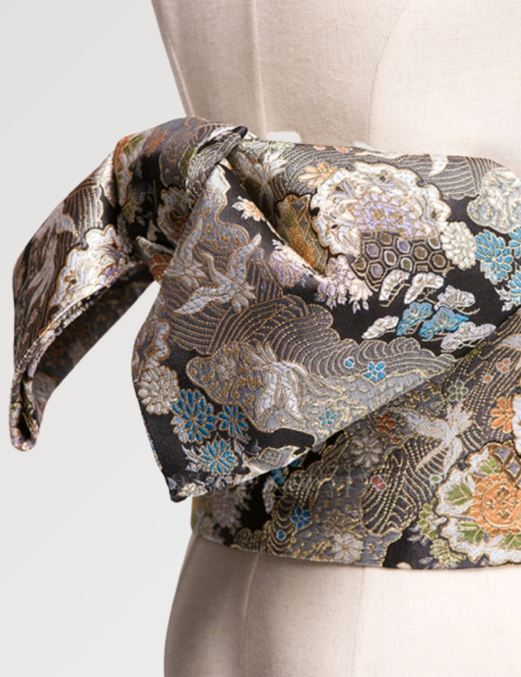 Une ceinture obi noire en coton satiné pour mettre votre kimono en valeur