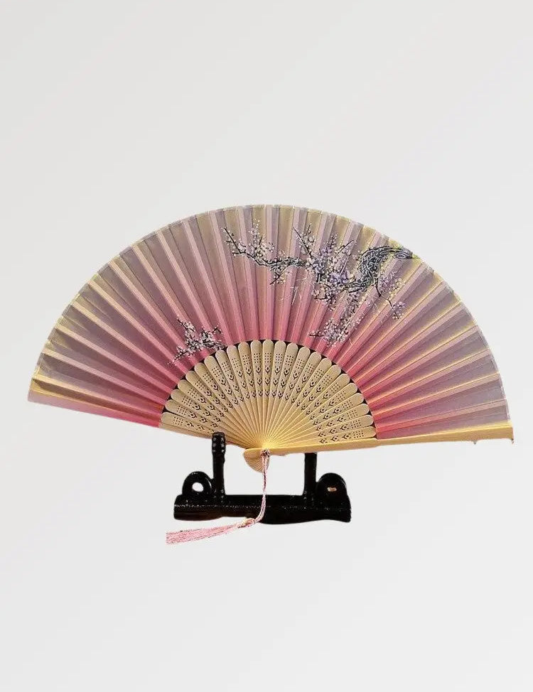 Un éventail japonais authentique rose au motif fleuri
