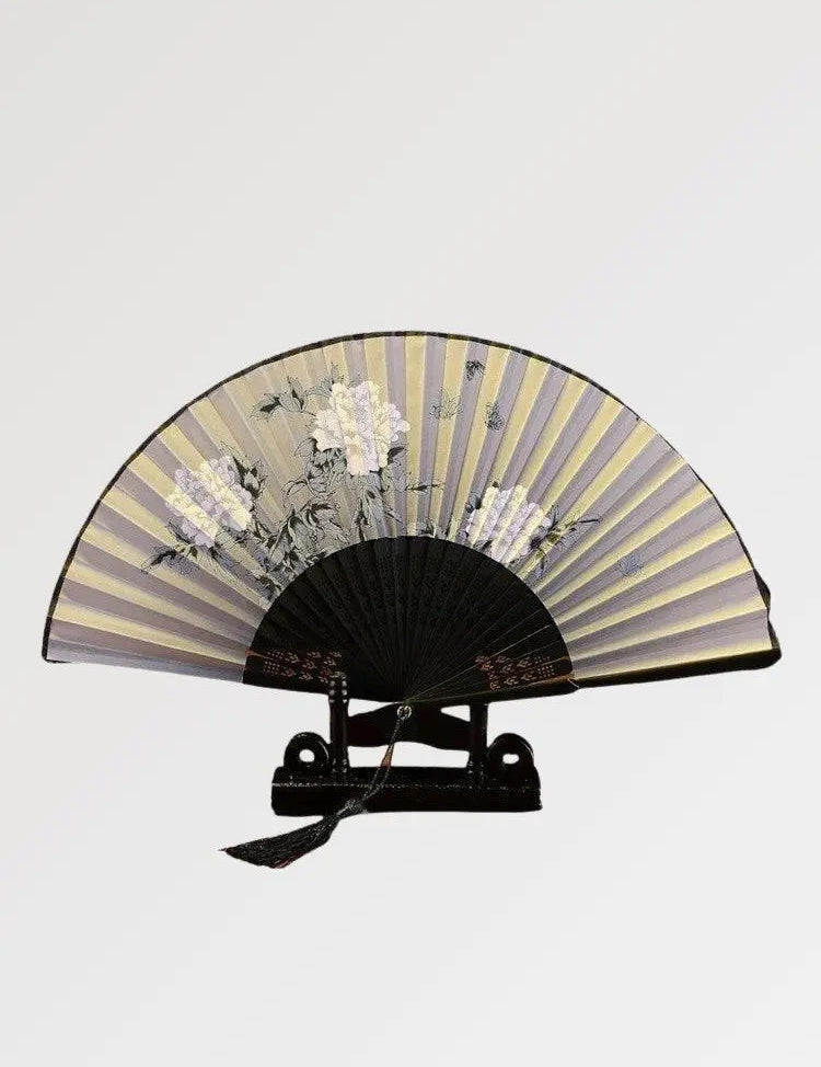 Éventail japonais au motif fleuri de sakura blanc