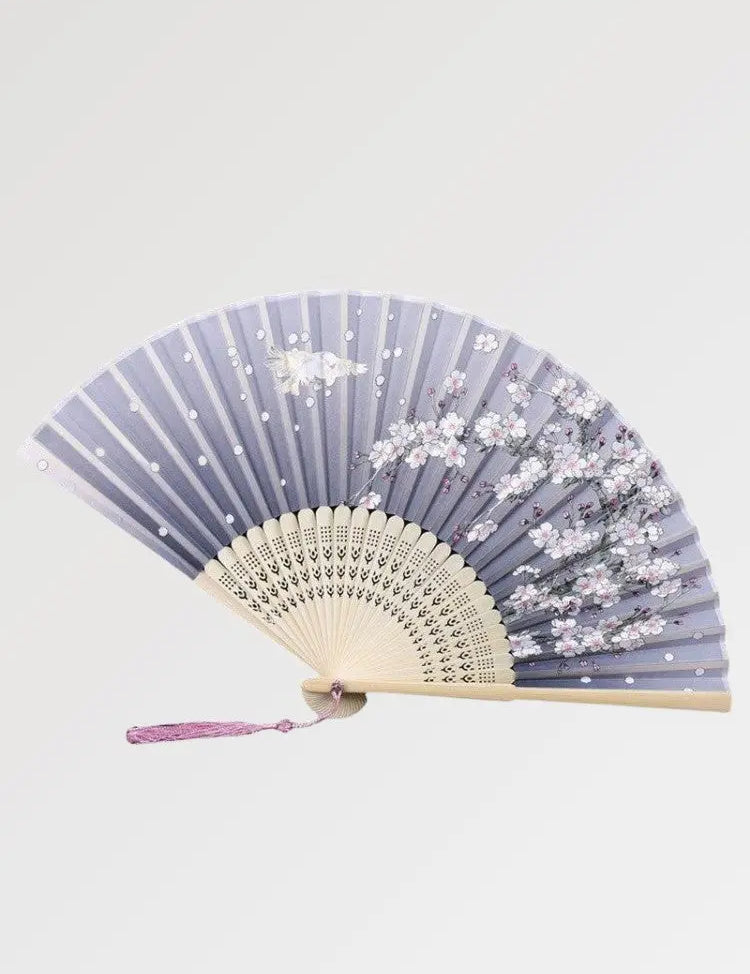 L'éventail japonais à la couleur lavande et au motif traditionnel