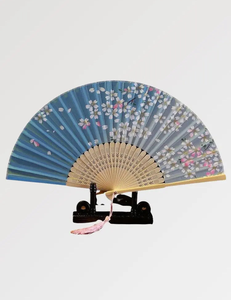 Magnifique éventail japonais mural bleuté au motif fleuri