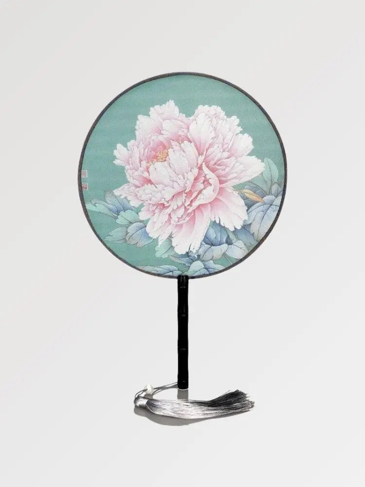 Un éventail japonais rond au design vintage en bois de bambou et au motif fleur de rose