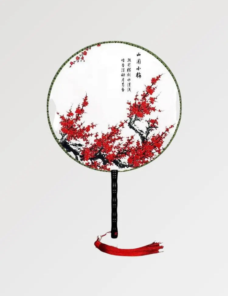 Éventail japonais de couleur rouge dans une forme traditionnelle ronde