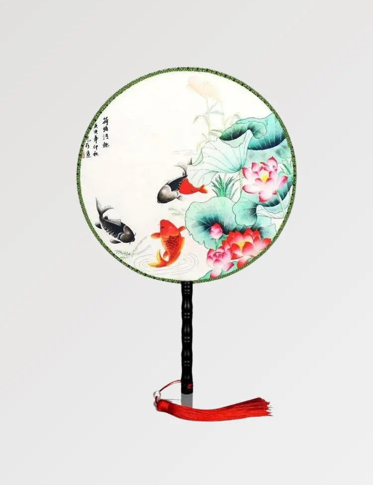 Éventail japonais à la forme ronde au motif de poisson et de multiples plantes