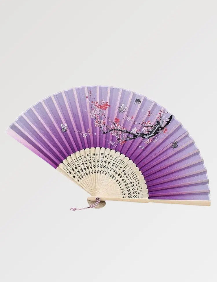 Éventail en tissu et à la structure en bois japonais dans un dégradé de mauve