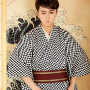 Le Kimono Homme en clin d'œil à l'art de Paris et au motif damier