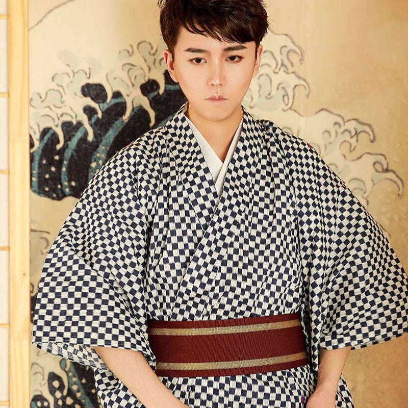 Le Kimono Homme en clin d'œil à l'art de Paris et au motif damier