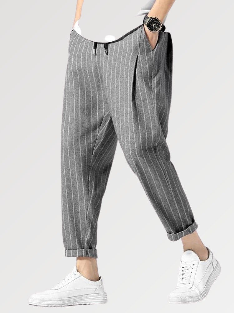 Le pantalon rayé pour homme est devenu un véritable best-seller de la mode chic classe et streetwear