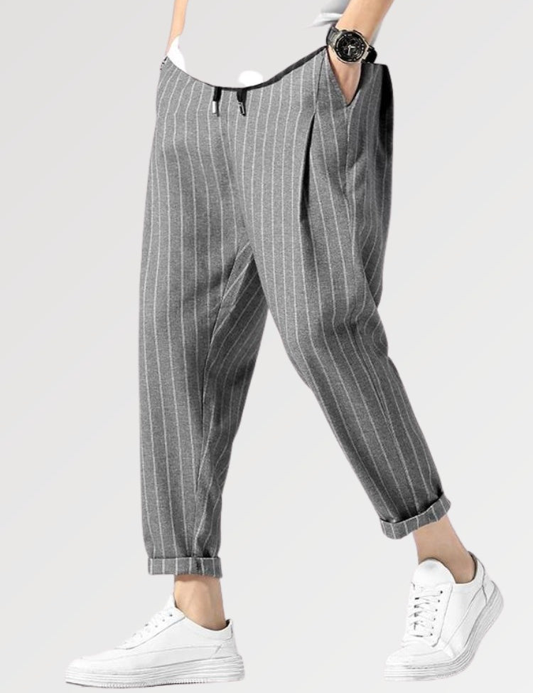 Le pantalon rayé pour homme est devenu un véritable best-seller de la mode chic classe et streetwear