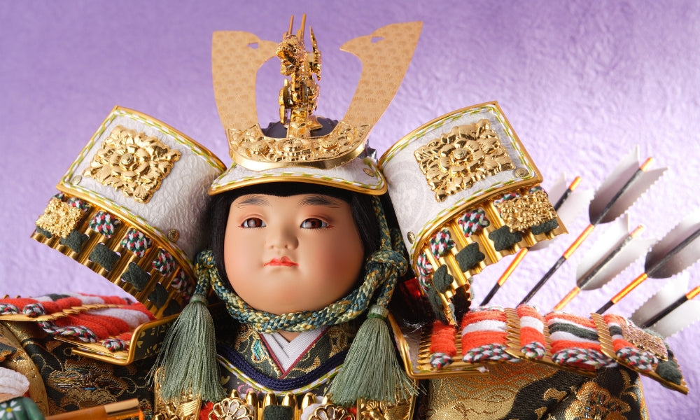 Armure de samouraï japonaise complète exposée : casque kabuto, cuirasse dō, épaulières et masque facial — les 15 parties de l'équipement du guerrier