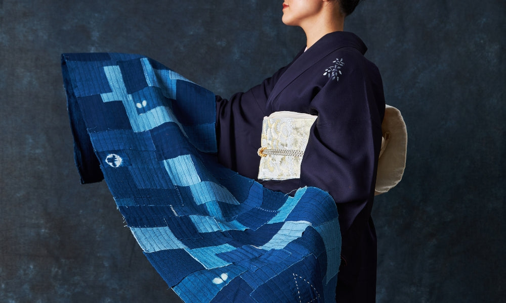 Textile boro japonais : veste rapiécée de pièces de coton indigo cousues au sashiko, l'art traditionnel japonais du raccommodage