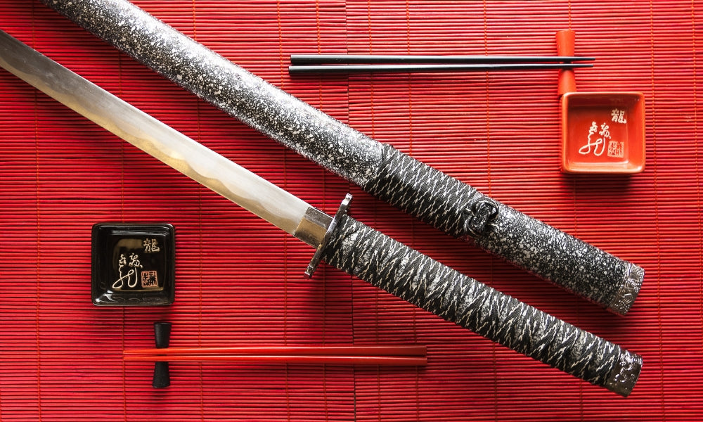 L'histoire du katana sur mille ans : du sabre droit chokutō au tachi courbé de Heian puis au katana du samouraï, mille ans de forge japonaise