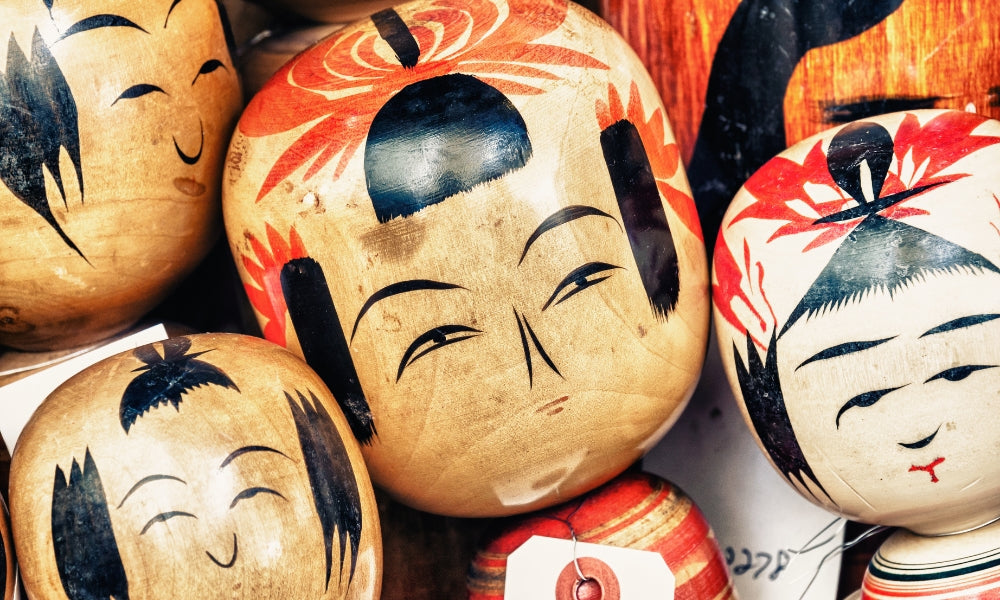 Poupées kokeshi japonaises traditionnelles en bois tourné de différents styles régionaux du Tōhoku, au corps cylindrique et au visage peint au pinceau