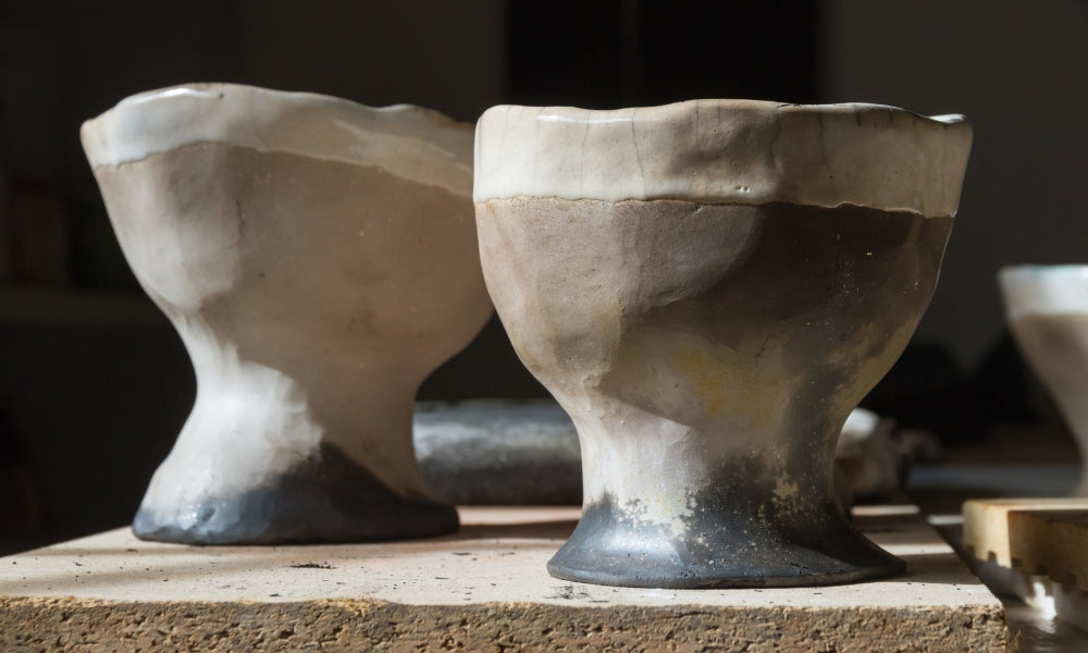 Bol à thé raku japonais noir façonné à la main pour la cérémonie du thé, à la surface d'émail craquelée — poterie traditionnelle de la famille Raku de Kyoto
