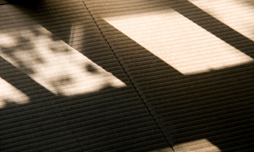 Pièce japonaise traditionnelle en tatami : jonc igusa tressé, bordure heri et portes shoji — guide complet pour acheter un tatami