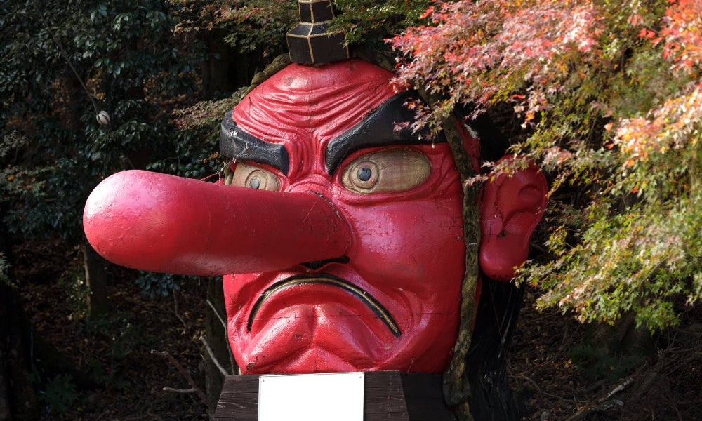 Yōkai du folklore japonais : oni cornu, kitsune renard, tengu et kappa, les créatures surnaturelles et démons de la mythologie du Japon