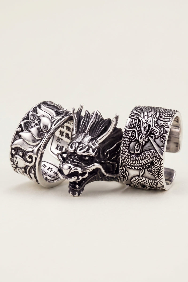 Collection bagues japonaises : trois bagues en argent, tête de dragon sculptée, fleurs de lotus et kanji gravés sur la face intérieure