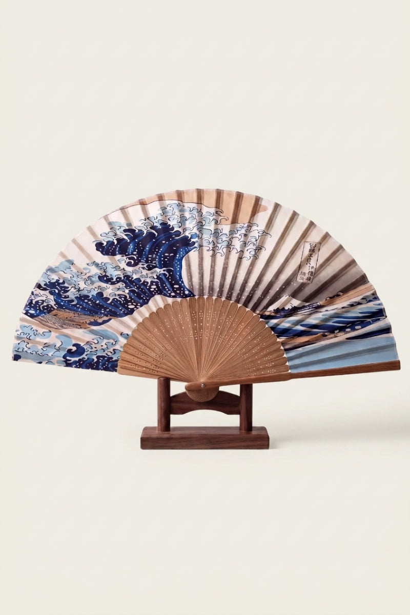 Collection éventails japonais : éventail pliant sensu sur support en bois, imprimé de la Grande Vague de Kanagawa en indigo et crème