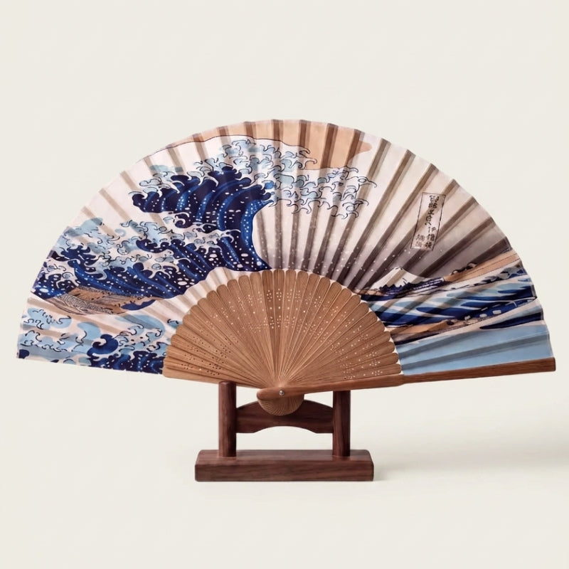 Collection éventails japonais : éventail pliant sensu sur support en bois, imprimé de la Grande Vague de Kanagawa en indigo et crème