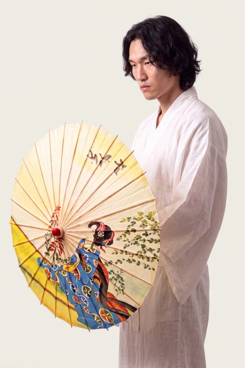 Collection ombrelles japonaises : homme en kimono de lin tenant un wagasa ouvert peint d'une geisha, de grues et de feuillages