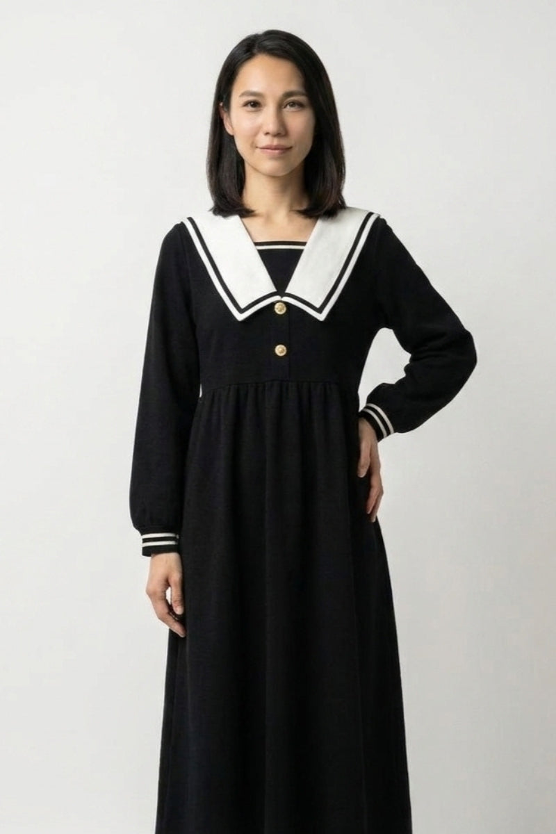 Collection robes japonaises : longue robe bleu marine à col marin, passepoil blanc et boutons dorés, coupe inspirée du seifuku