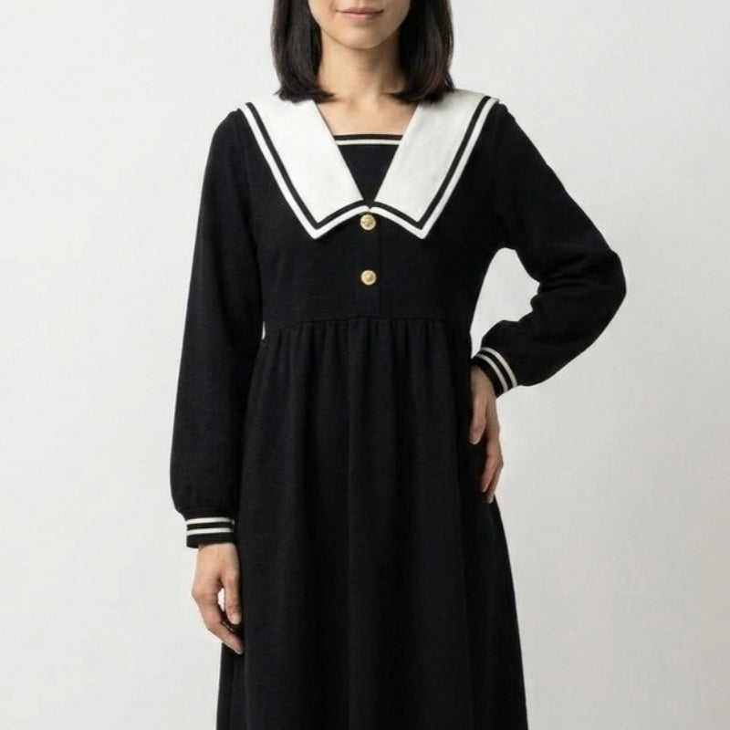 Collection robes japonaises : longue robe bleu marine à col marin, passepoil blanc et boutons dorés, coupe inspirée du seifuku