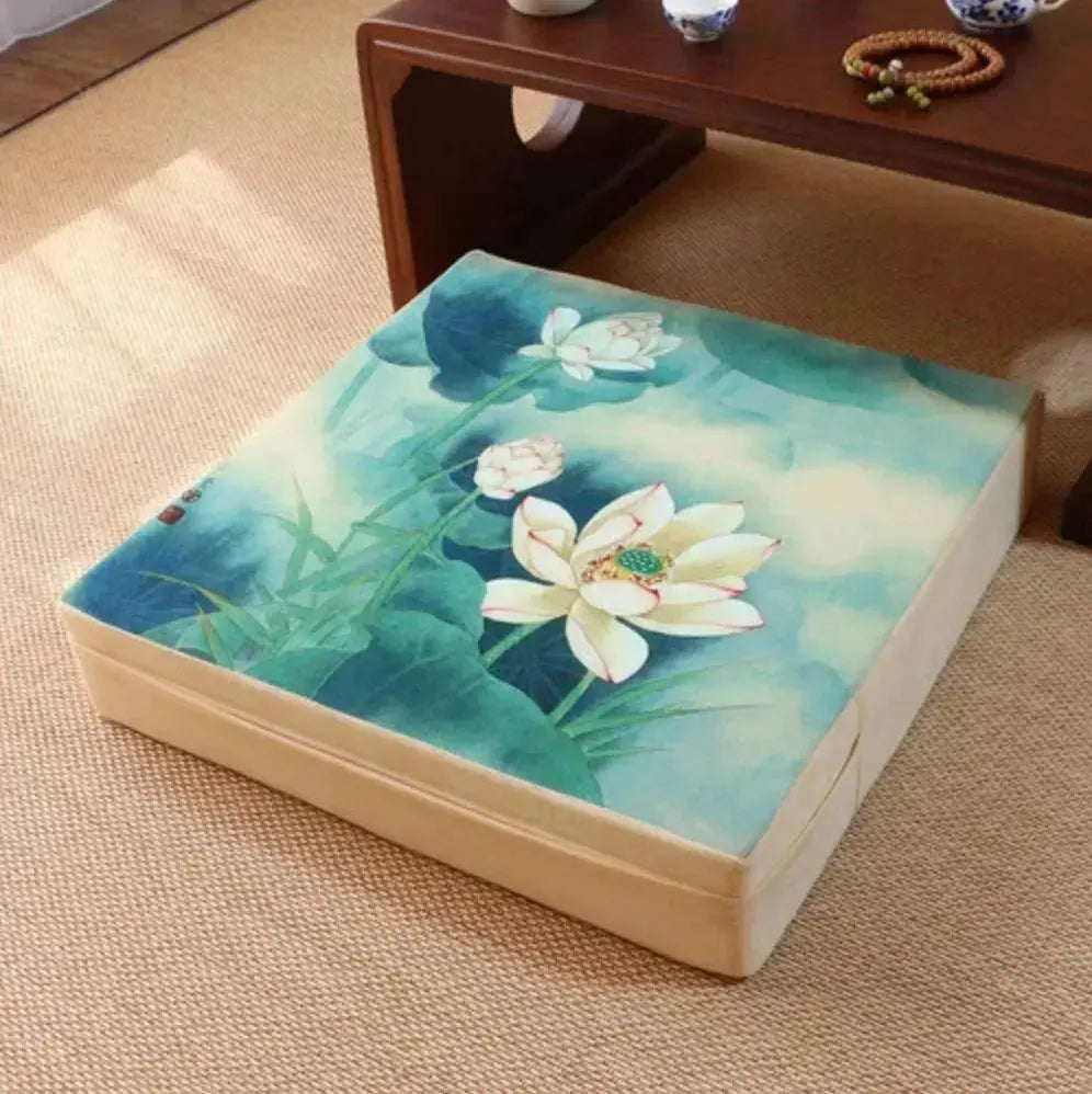 Coussin floral carré à motif fleurs japonaises stylisées en 4 couleurs turquoise noir beige gris — vue en situation d'usage —