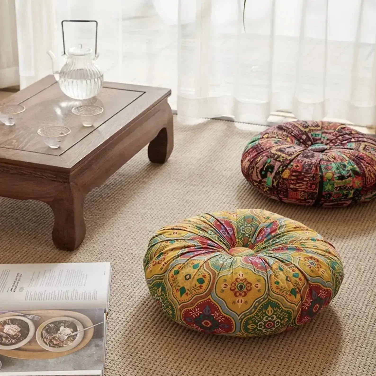 Coussin Komori zabuton rond bombé ferme pour méditation en 4 couleurs navy rouge bleu jaune — vue en situation d'usage — Japa