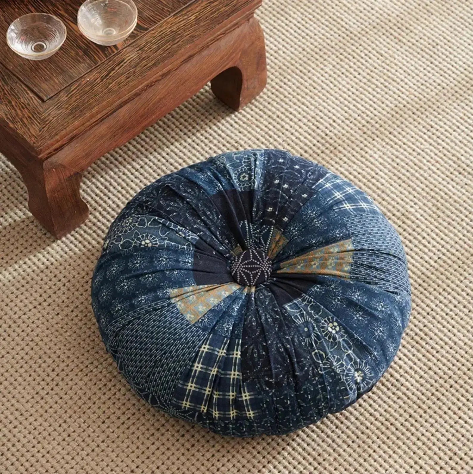 Coussin Komori zabuton rond bombé ferme pour méditation en 4 couleurs navy rouge bleu jaune — vue de détail textile — Japanst