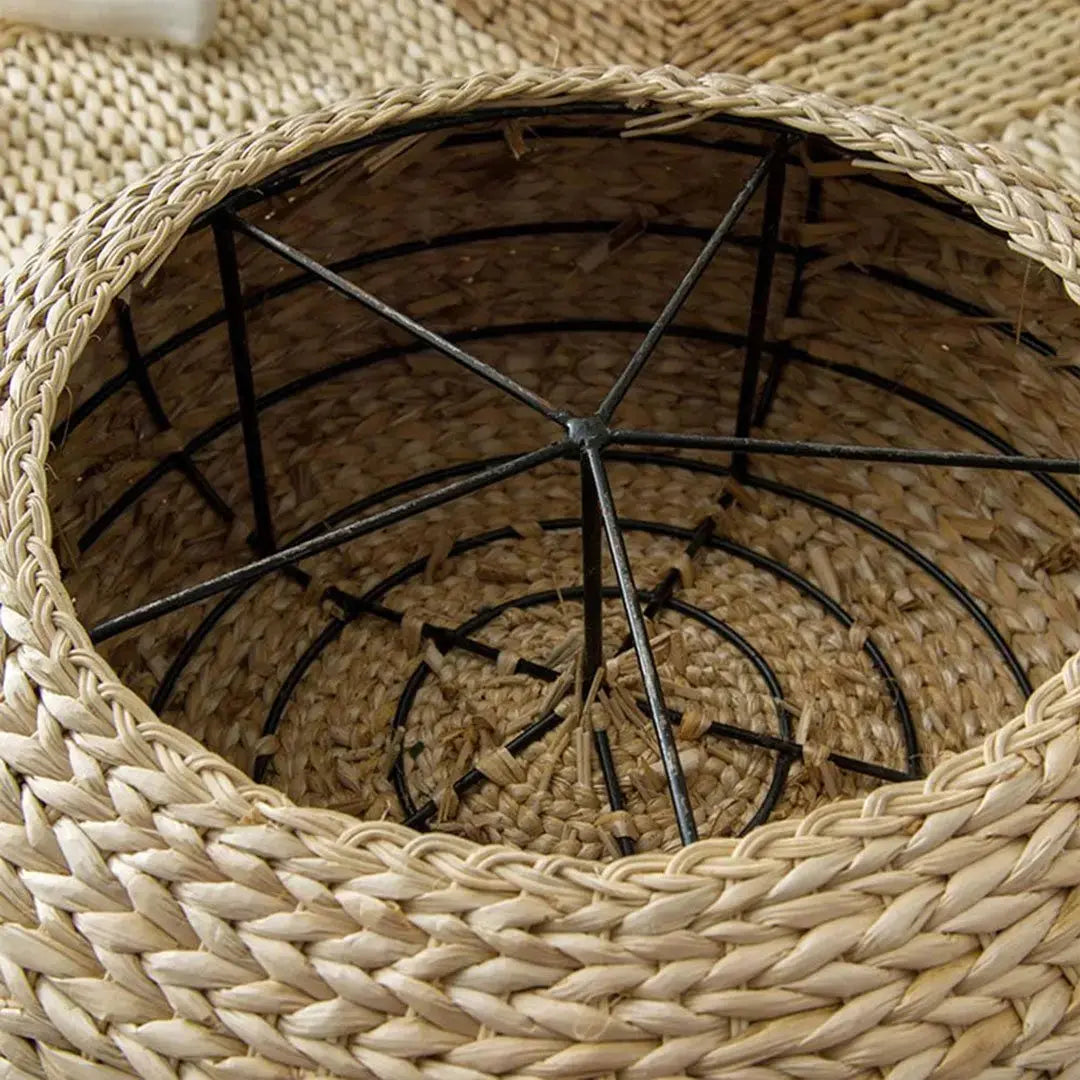 Coussin de méditation rond zafu en paille tressée naturelle pour zazen et yoga — vue en situation d'usage — Japanstreet
