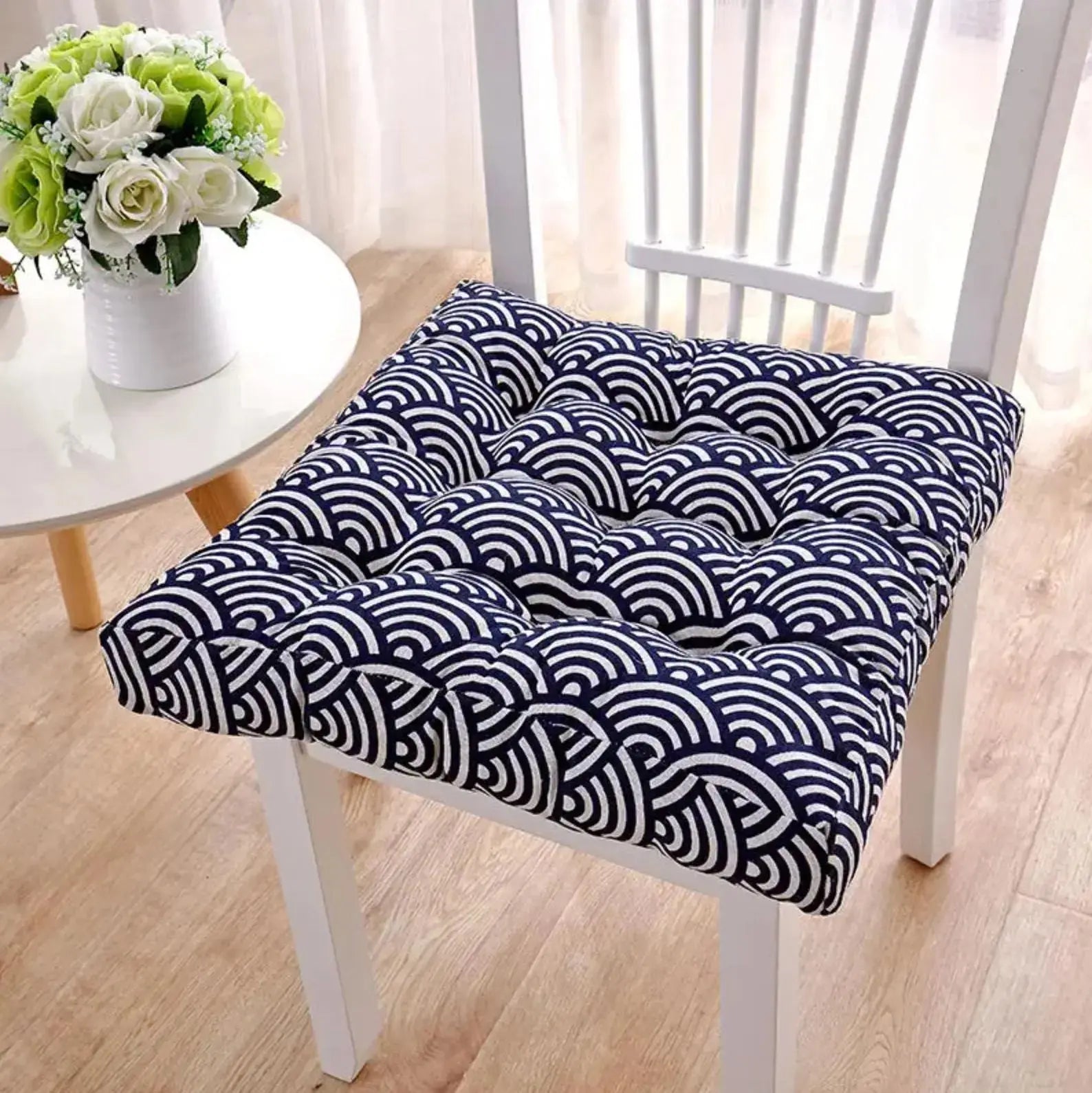 Coussin Yamato de chaise carré matelassé sashiko marine en 3 motifs avec liens de fixation — vue en situation d'usage — Japan