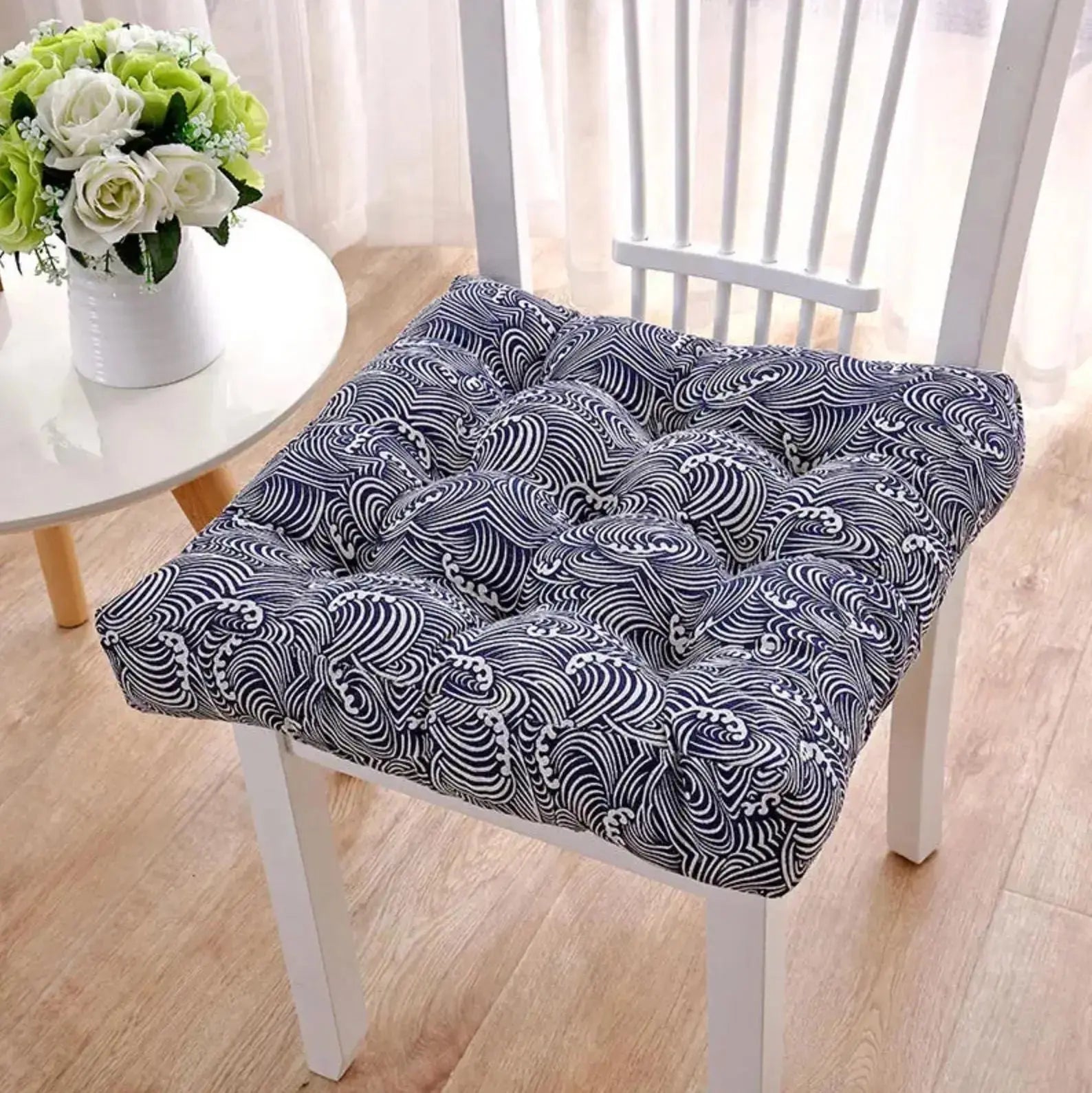 Coussin Yamato de chaise carré matelassé sashiko marine en 3 motifs avec liens de fixation — vue de détail textile — Japanstr