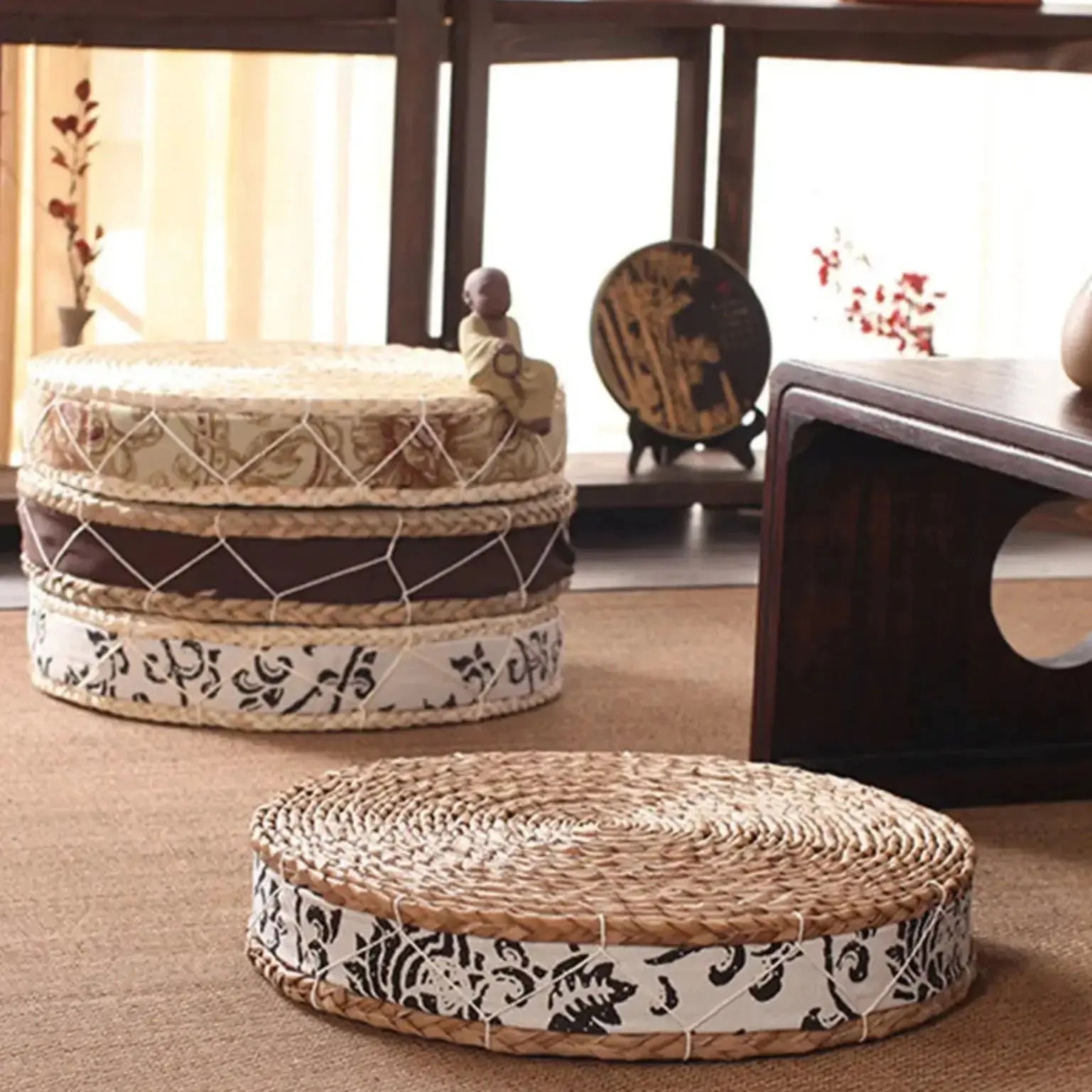 Coussin de sol rond en paille tressée à bordure textile imprimée en 6 finitions au choix — vue principale du produit — Japans