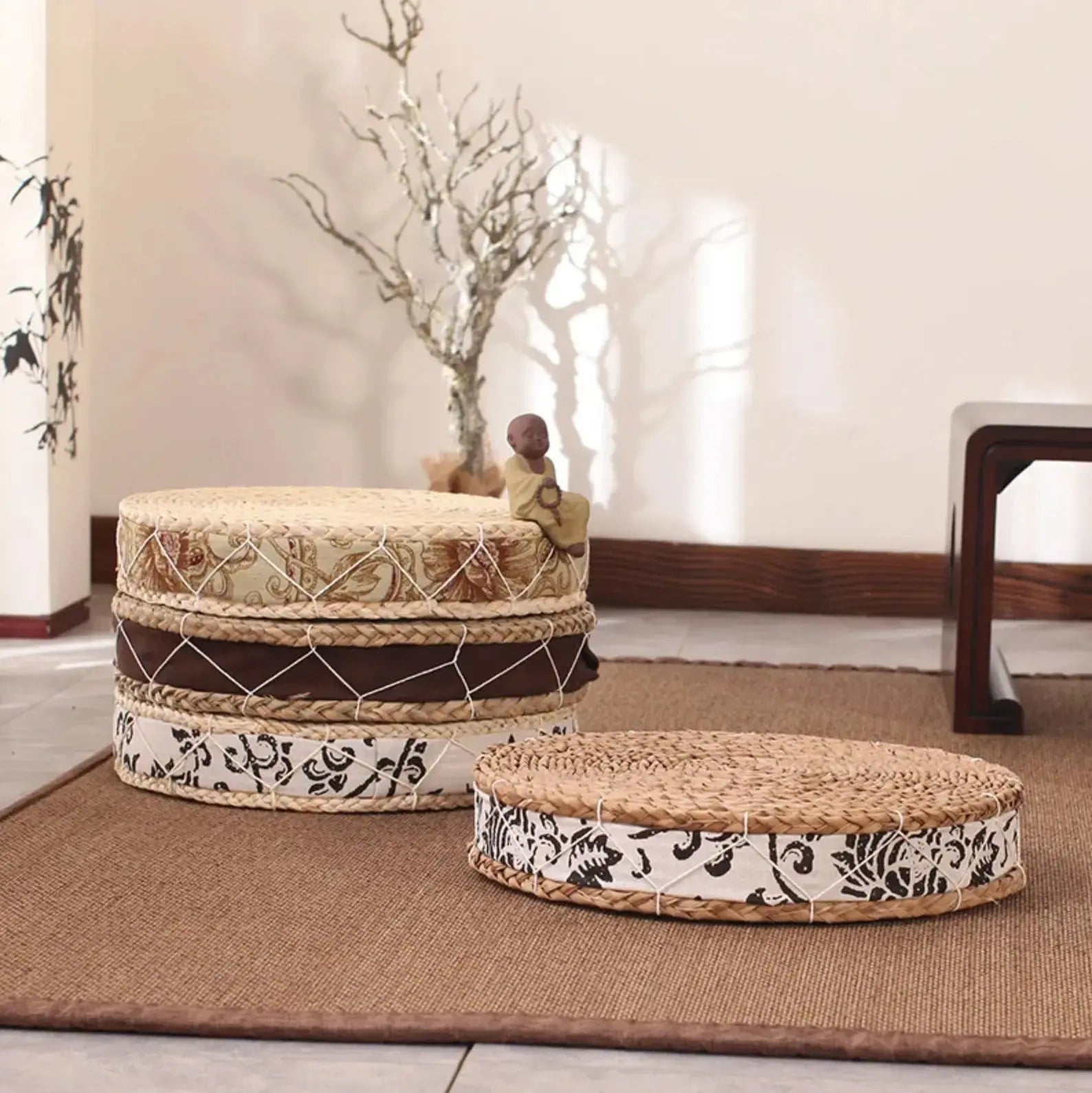 Coussin de sol rond en paille tressée à bordure textile imprimée en 6 finitions au choix — vue en situation d'usage — Japanst
