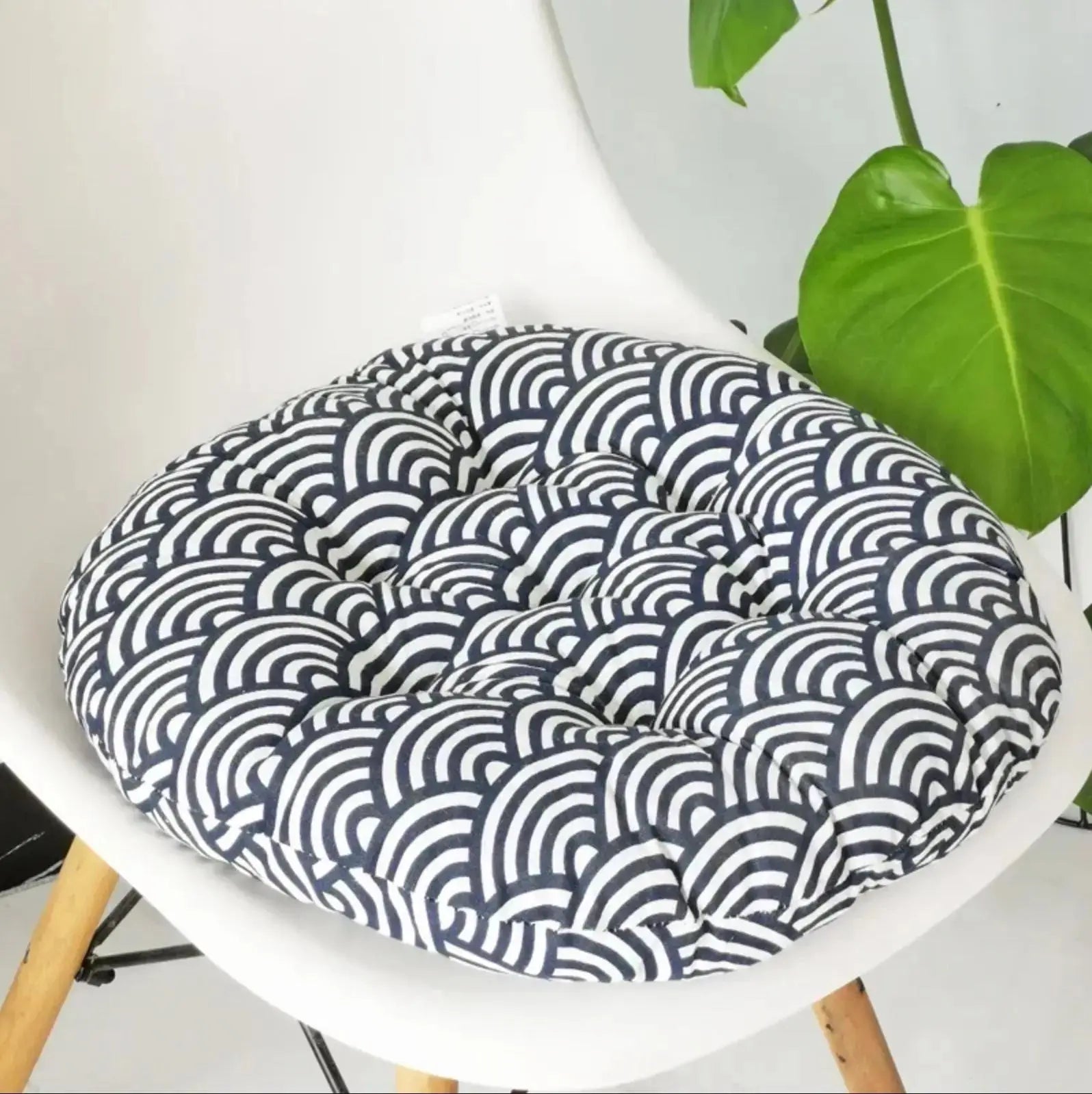 Coussin japonais Kiroi rond bombé zabuton à 5 motifs textiles classiques navy blanc gris noir rose — vue en situation d'usage
