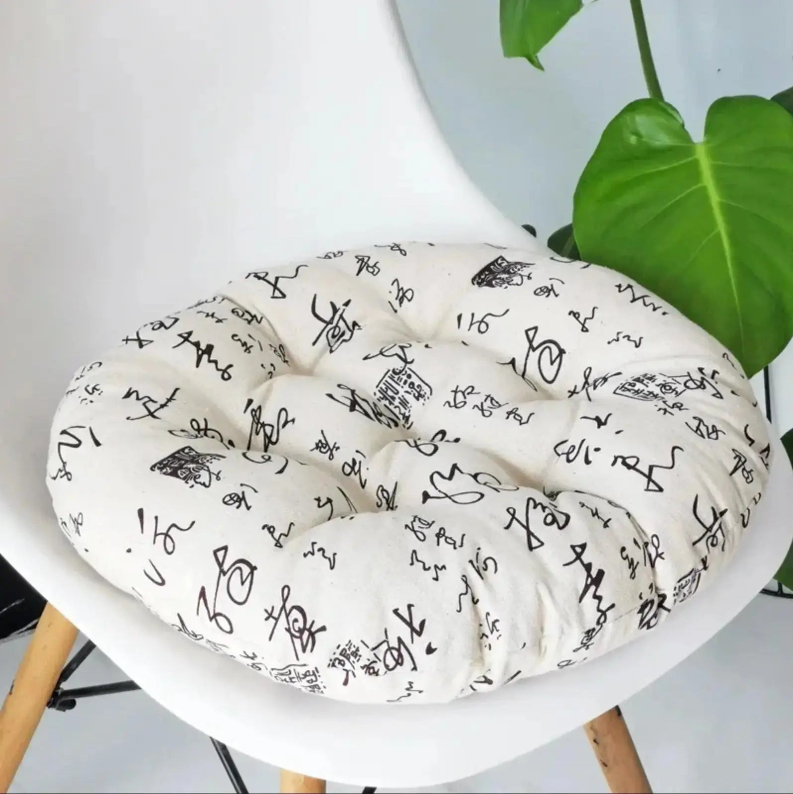 Coussin japonais Kiroi rond bombé zabuton à 5 motifs textiles classiques navy blanc gris noir rose — vue de détail textile — 