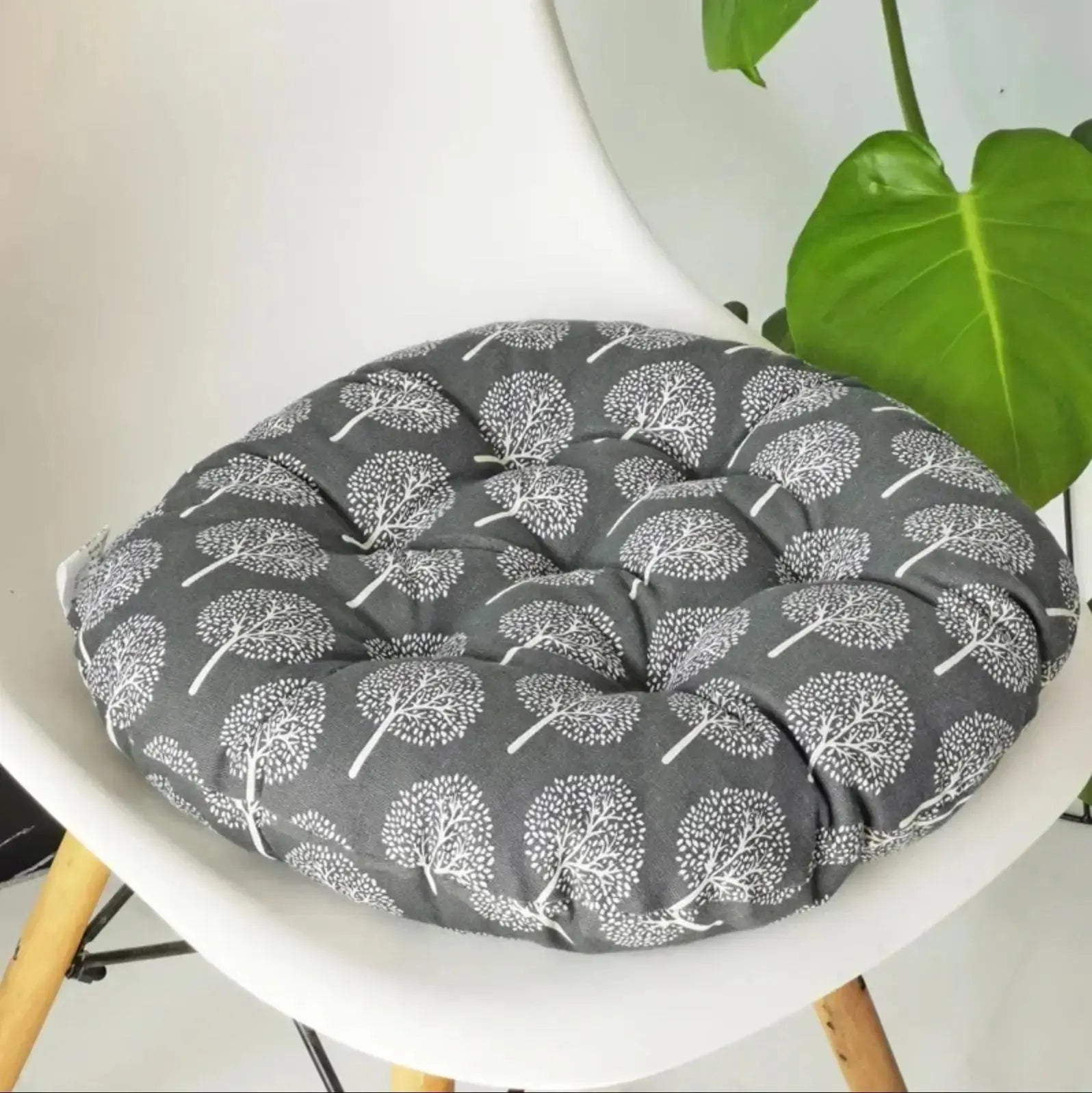 Coussin japonais Kiroi rond bombé zabuton à 5 motifs textiles classiques navy blanc gris noir rose — vue empilée — Japanstree