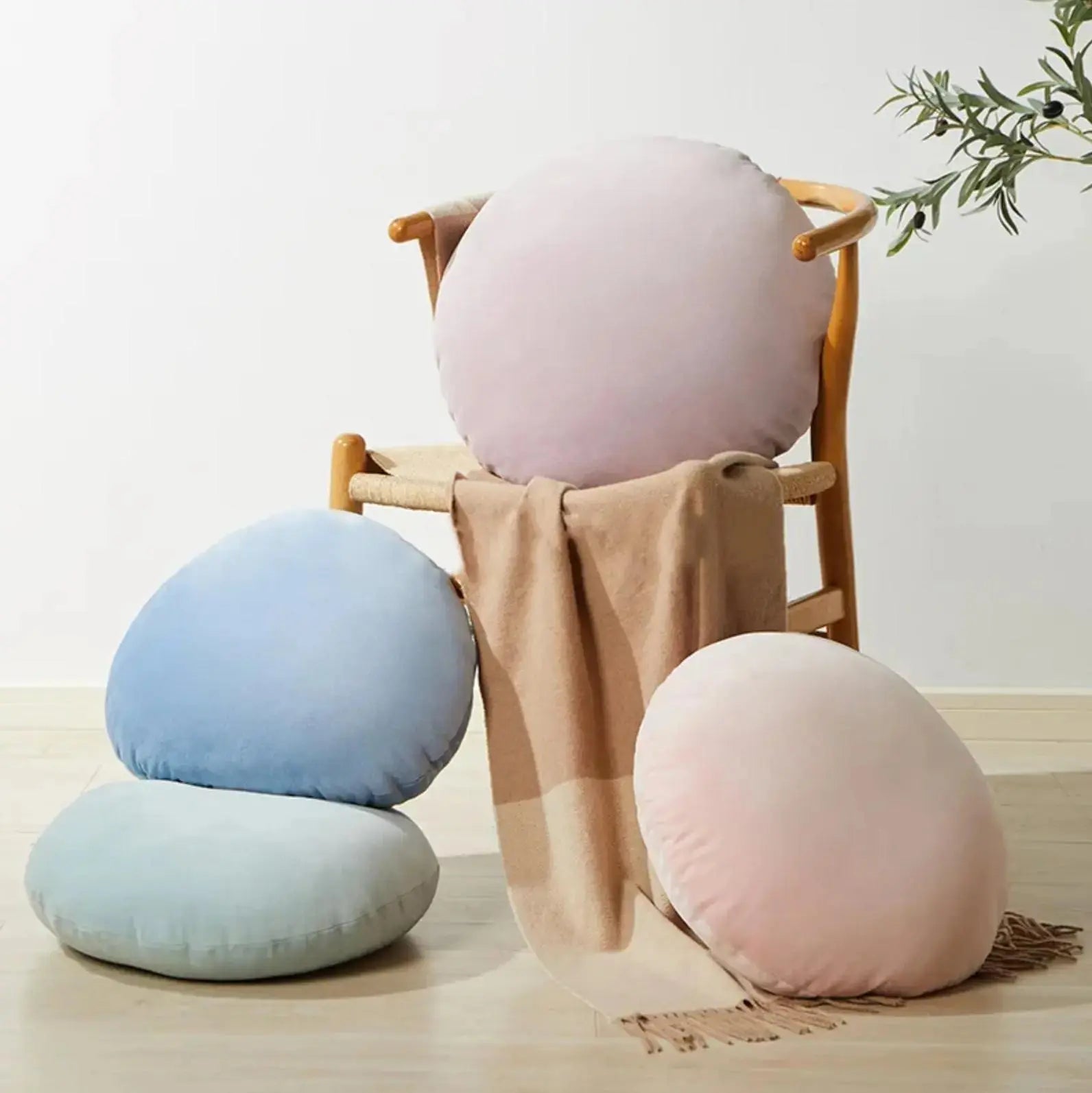 Coussin Naya rond bombé en velours pastel matelassé capitonné en 5 teintes rose crème turquoise marron beige — vue principale