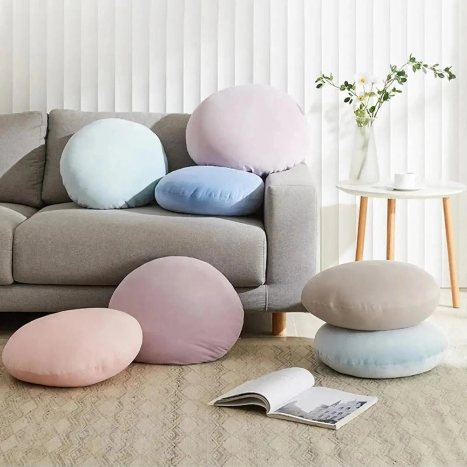 Coussin Naya rond bombé en velours pastel matelassé capitonné en 5 teintes rose crème turquoise marron beige — vue en situati