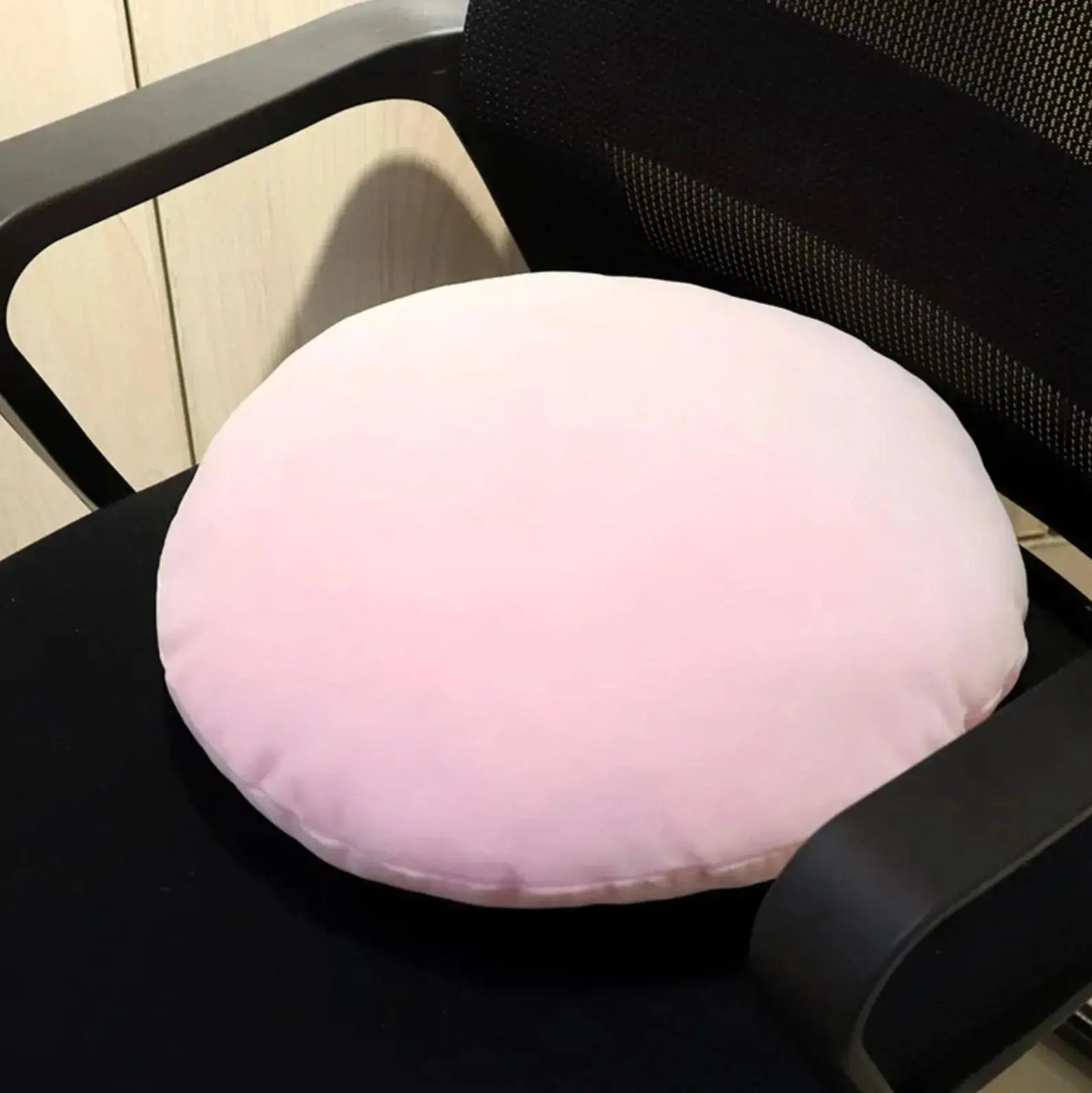Coussin Naya rond bombé en velours pastel matelassé capitonné en 5 teintes rose crème turquoise marron beige — vue de détail 