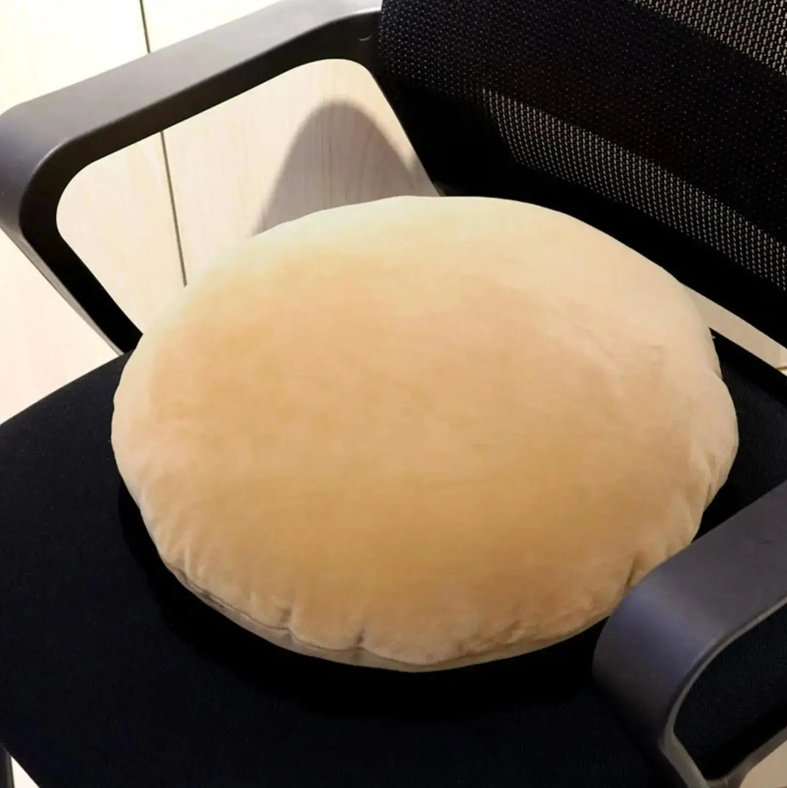Coussin Naya rond bombé en velours pastel matelassé capitonné en 5 teintes rose crème turquoise marron beige — vue de profil 
