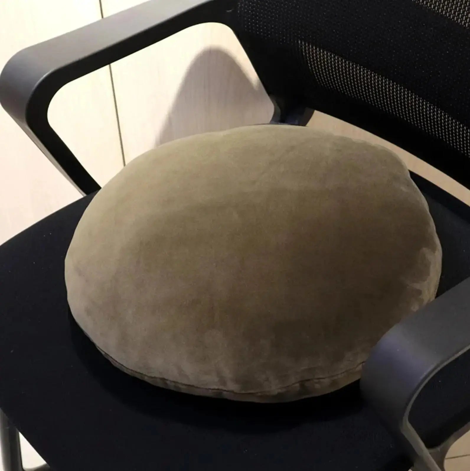 Coussin Naya rond bombé en velours pastel matelassé capitonné en 5 teintes rose crème turquoise marron beige — vue empilée — 
