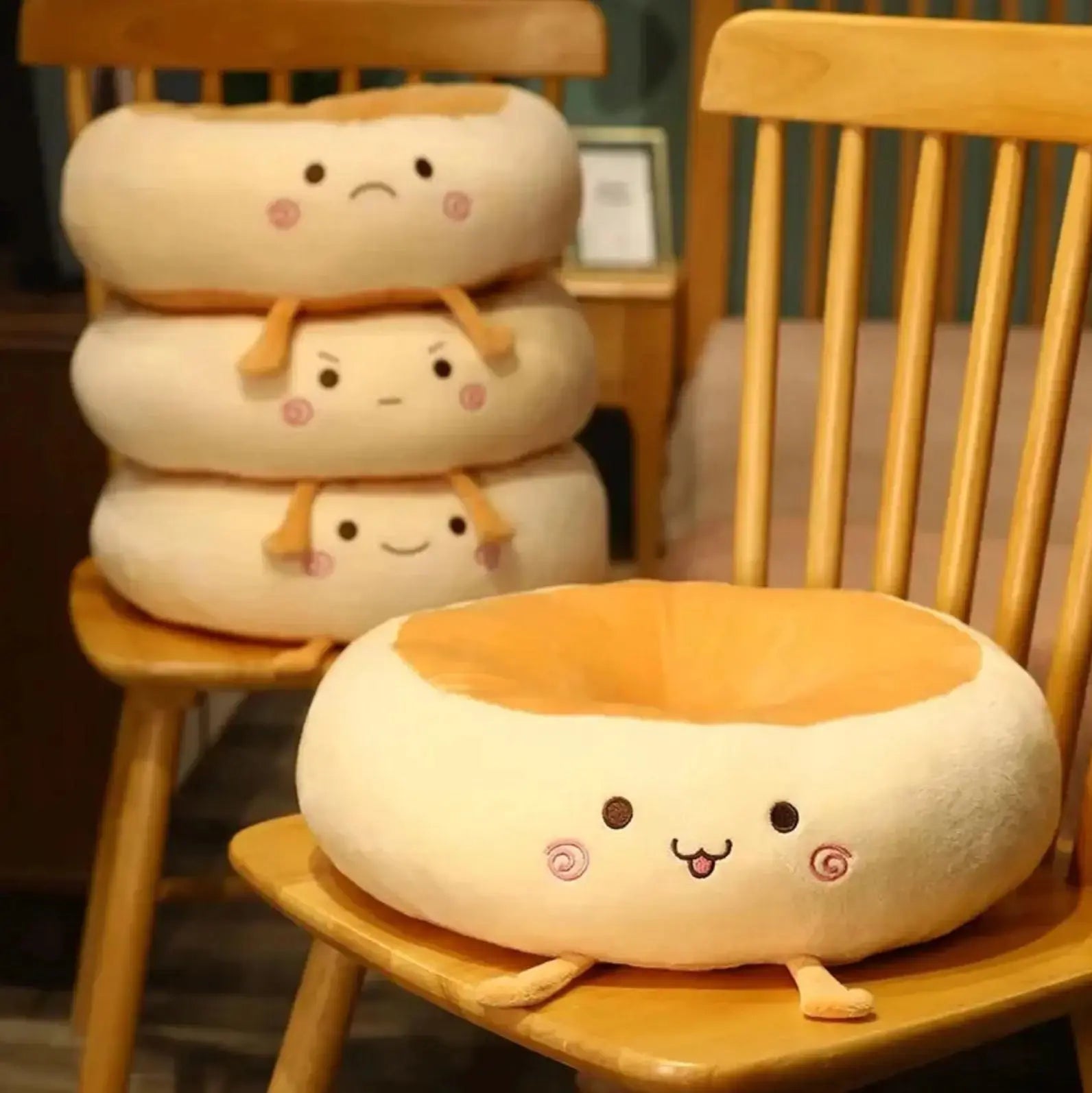 Coussin Pukku pancake kawaii peluche velours avec visage souriant en 4 expressions — vue principale du produit — Japanstreet