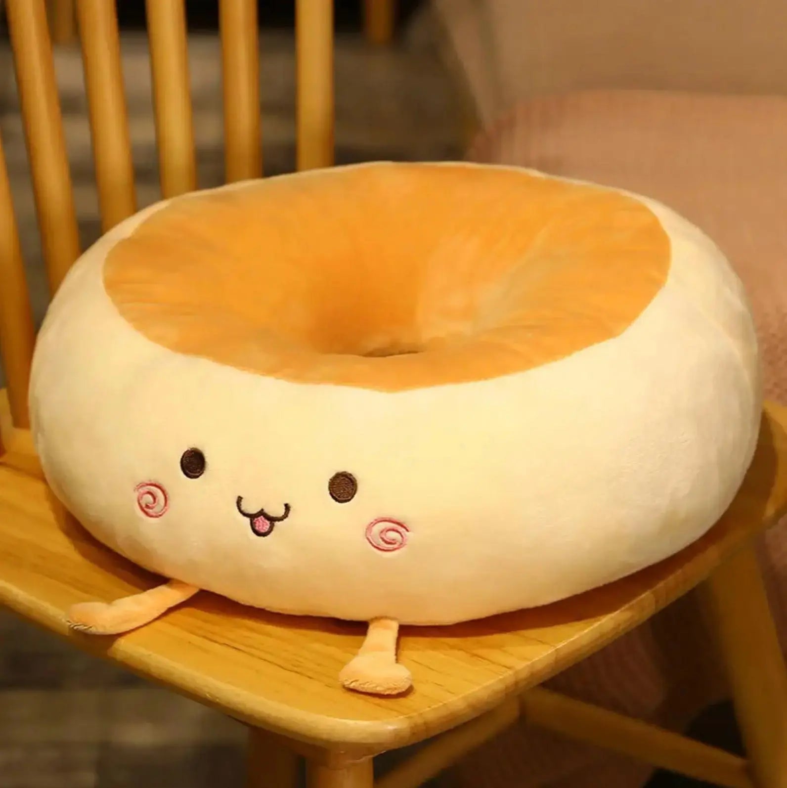 Coussin Pukku pancake kawaii peluche velours avec visage souriant en 4 expressions — vue en situation d'usage — Japanstreet