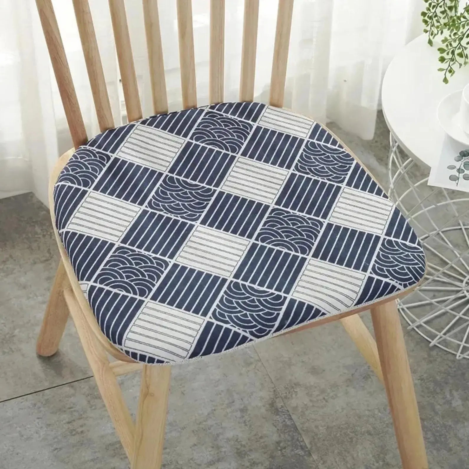 Coussin plat de chaise à 3 motifs textile marine (seigaiha, ichimatsu, vagues) avec liens — vue en situation d'usage — Japans