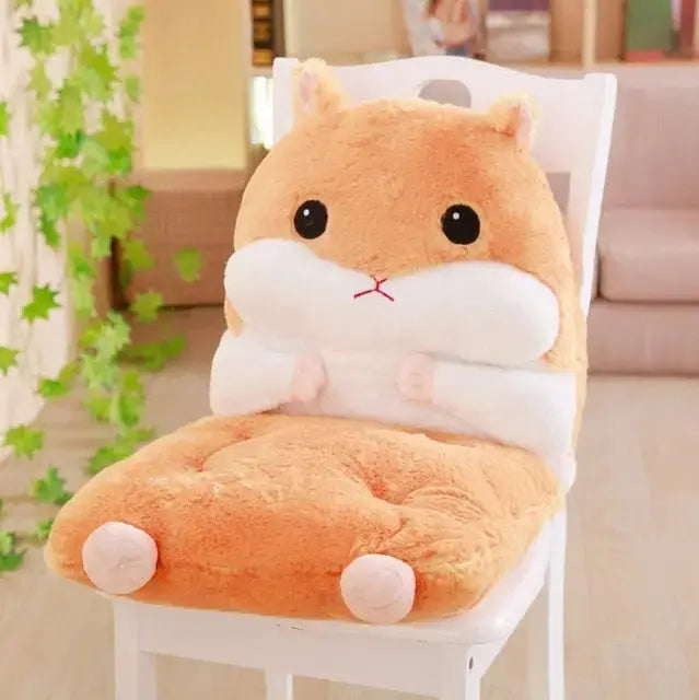 Siège-coussin Itami peluche en forme de hamster pour enfant en 4 couleurs gris orange marron rose — vue en situation d'usage 