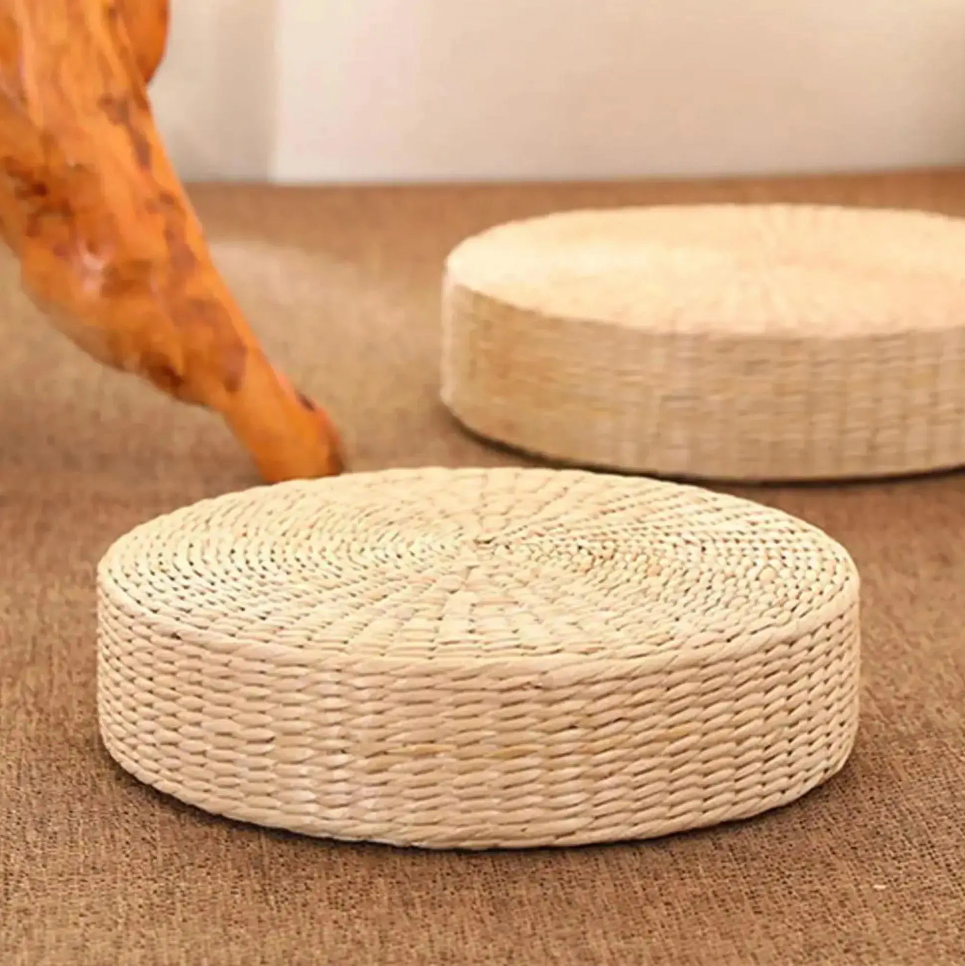 Coussin zafu rond en paille tressée pour méditation zazen environ 40 cm hauteur 10-15 cm — vue en situation d'usage — Japanst